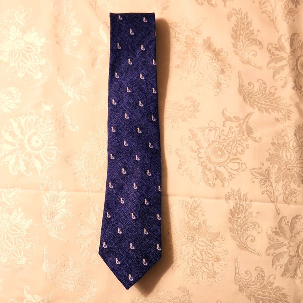 NEW.  TOMMY HILFIGER MEN'S NECK TIE.  NAVY % WHITE PATTERN.  100% LINEN. NWOT